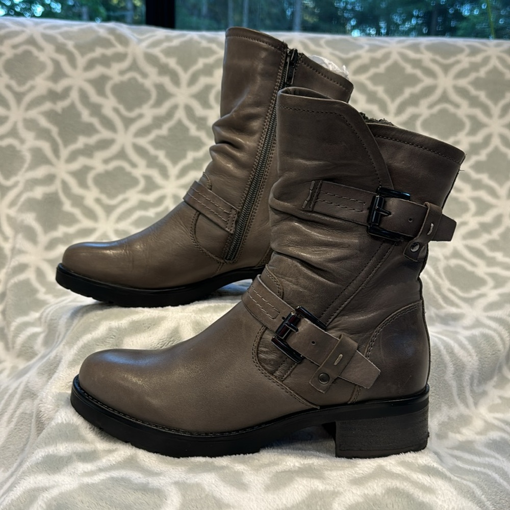 EUC - Woman’s Leather Grey Boots - Size 7 - Picture 4 of 11